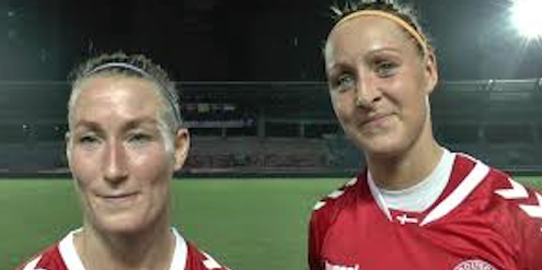 Theresa Nielsen und Sanne Troelsgaard (rechts), Wortführerin der dänischen Nationalspielerinnen. Theresa Nielsen und Sanne Troelsgaard (rechts), Wortführerin der dänischen Nationalspielerinnen.
