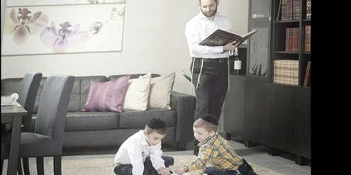 Foto aus dem Ikea-Katalog ohne Frauen für ultraorthodoxe Juden. Foto aus dem Ikea-Katalog ohne Frauen für ultraorthodoxe Juden.