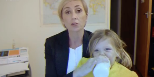 Die fiktive Politikwissenschaftlerin kümmert sich während des TV-Interviews um die Kinder. Die fiktive Politikwissenschaftlerin kümmert sich während des TV-Interviews um die Kinder.