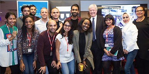 BBC-Chef Tony Hall (4. v.r.) will den Frauenanteil im TV- und Radiosender erhöhen. BBC-Chef Tony Hall (4. v.r.) will den Frauenanteil im TV- und Radiosender erhöhen.